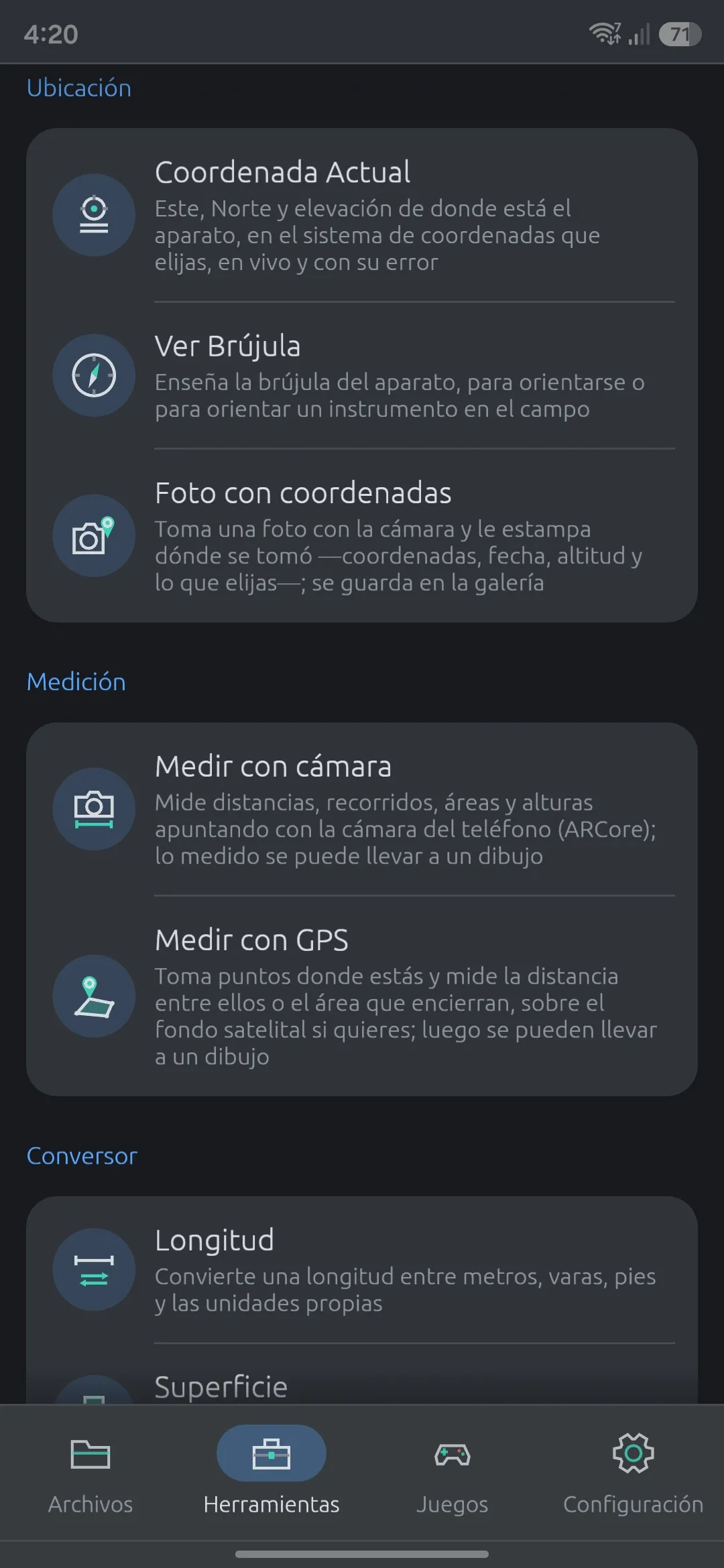 El apartado Herramientas del teléfono: Coordenada actual, Ver brújula y Foto con coordenadas en Ubicación, Medir con cámara y Medir con GPS en Medición, y el Conversor